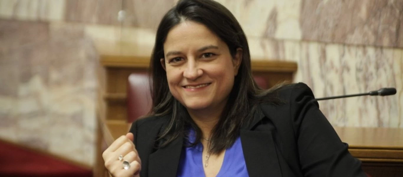 Επιχείρηση «τσιγάρο τέλος στα σχολεία» - Τί είπε η υπουργός Παιδείας στο CNBC (βίντεο)